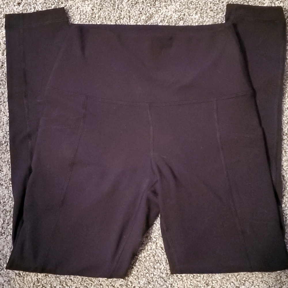 Yogalicious leggings with pockets in black. Size small.